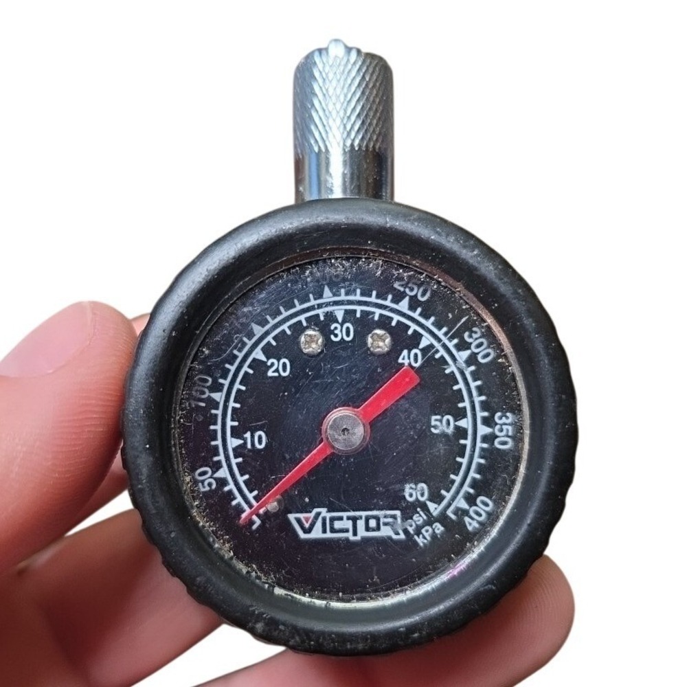 Victor Tire Pressure Gauge Analog 60 PSI 400 kPa Black Rubber Case Automotive F3